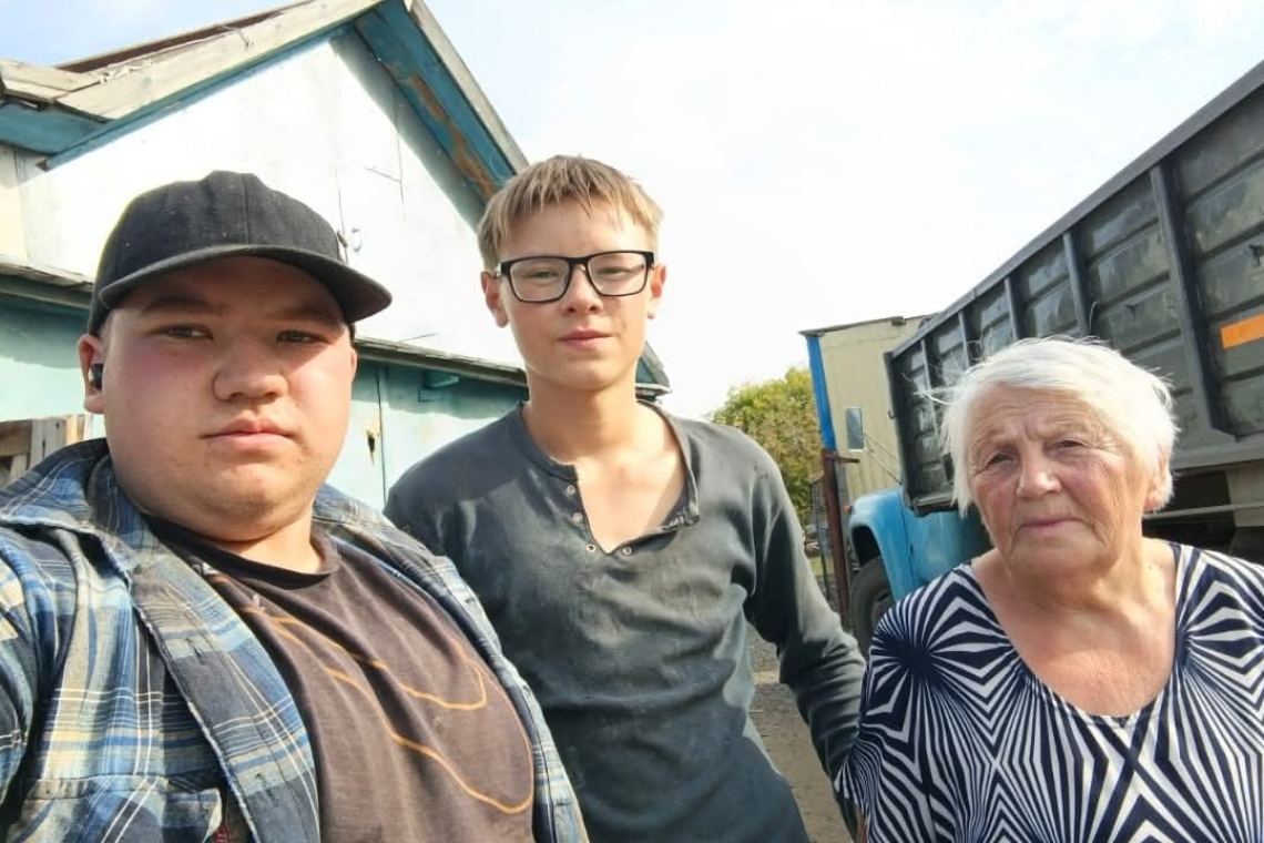 Хочется отметить добрый поступок учащихся 11 класса — Нартова Василия и Швеца Кирилла.  Ребята оказали помощь пенсионеру нашей школы — Федько Галине Николаевне. Они помогли ей занести зерно, не оставшись равнодушными к её просьбе.  Такие поступки заслужив